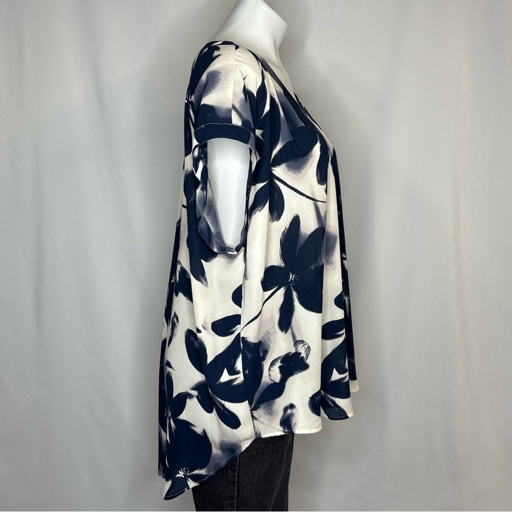 Simply Vera Vera Wang Floral V-Neck Short Sleeve Blouse - Navy & White, XXL - Picture 4 of 9